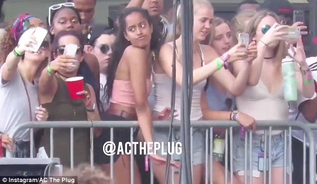 Ái nữ nhà Obama lộ cảnh hút thuốc, âu yếm bạn trai